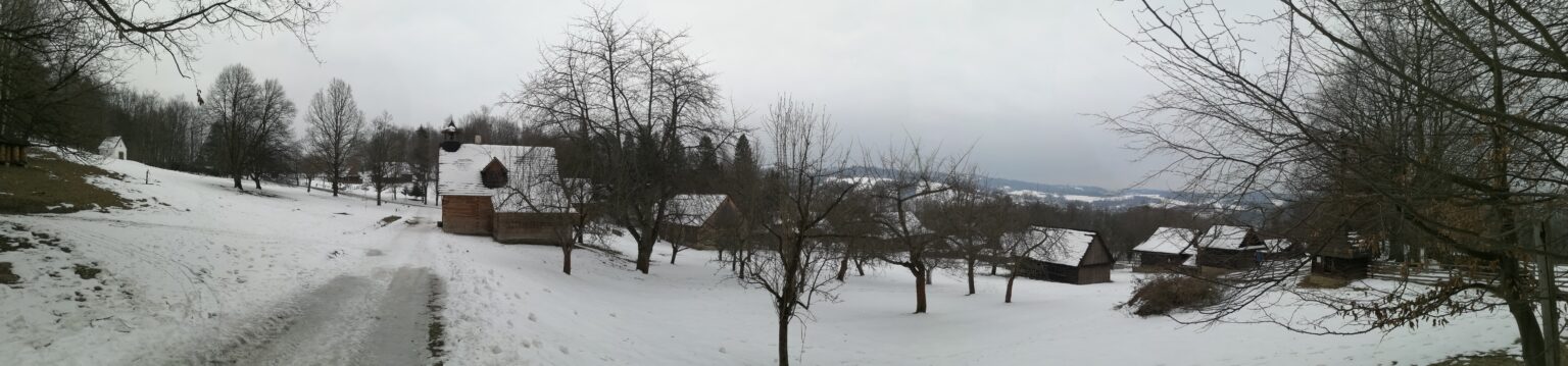 Panoramatický pohádkový pohled na Valašskou dědinu v Rožnově pod Radhoštěm