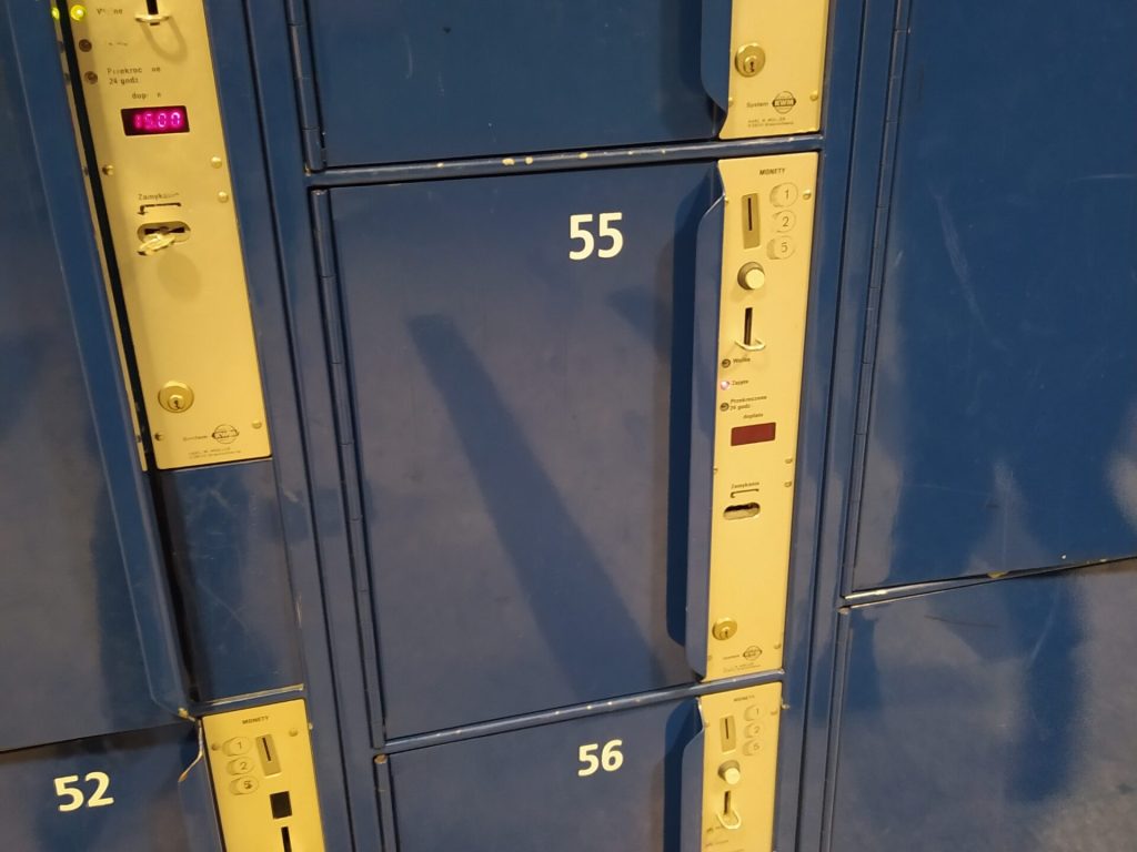 Detailní záběr na úschovnu zavazadel v Krakově