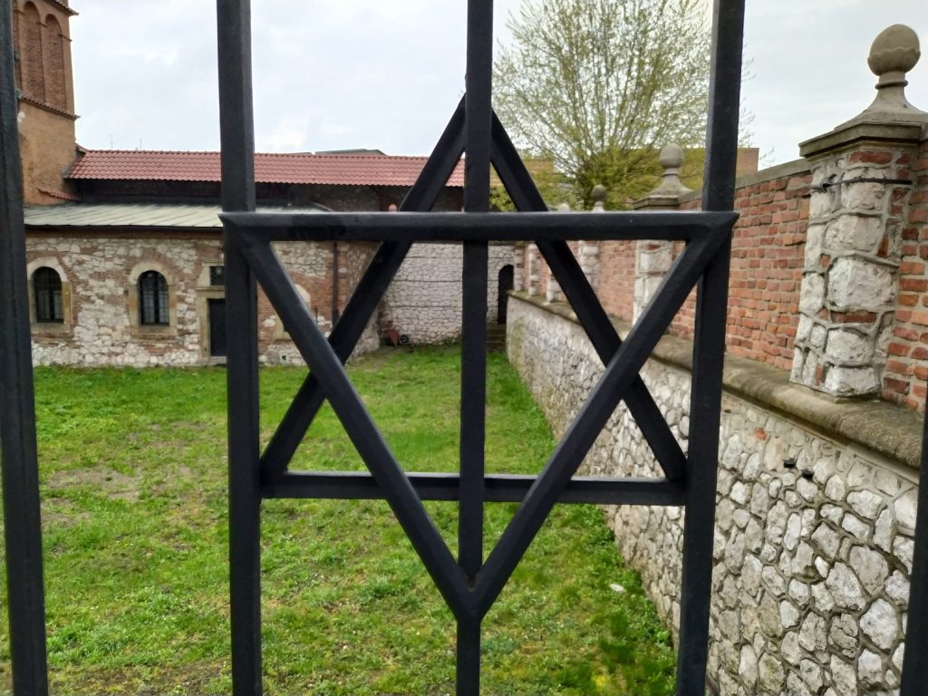 Židovská hvězda na plotě za Starou synagogou