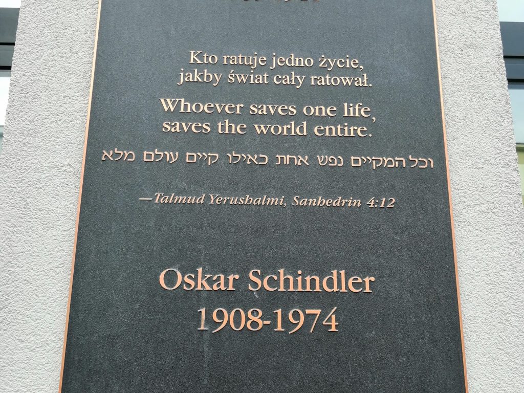 Památník na Oskara Schindlera na budově továrny