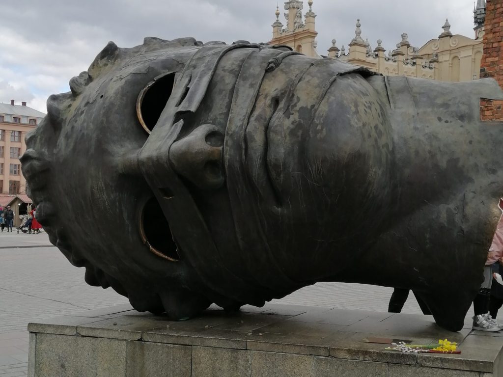 Pouliční monument na náměstí v Krakově