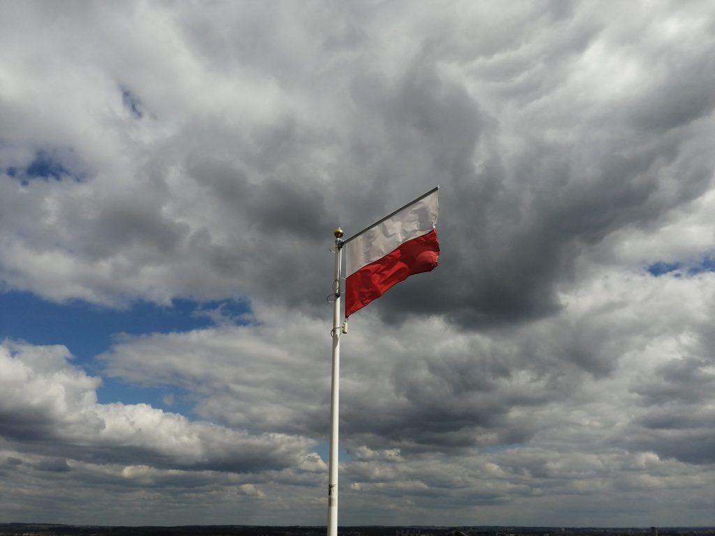 Polská vlajka na vrcholu Kościuszkovi mohyly