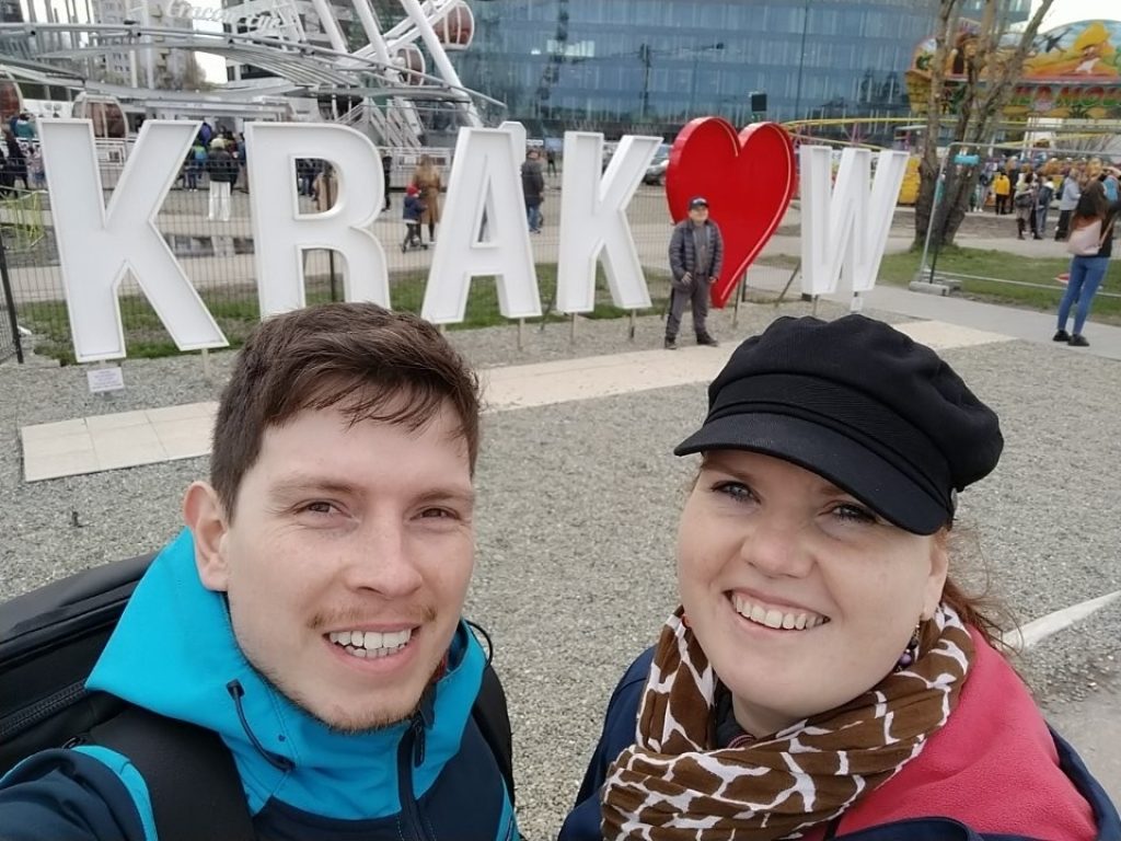 Společná fotografie před nápisem Love Krakow