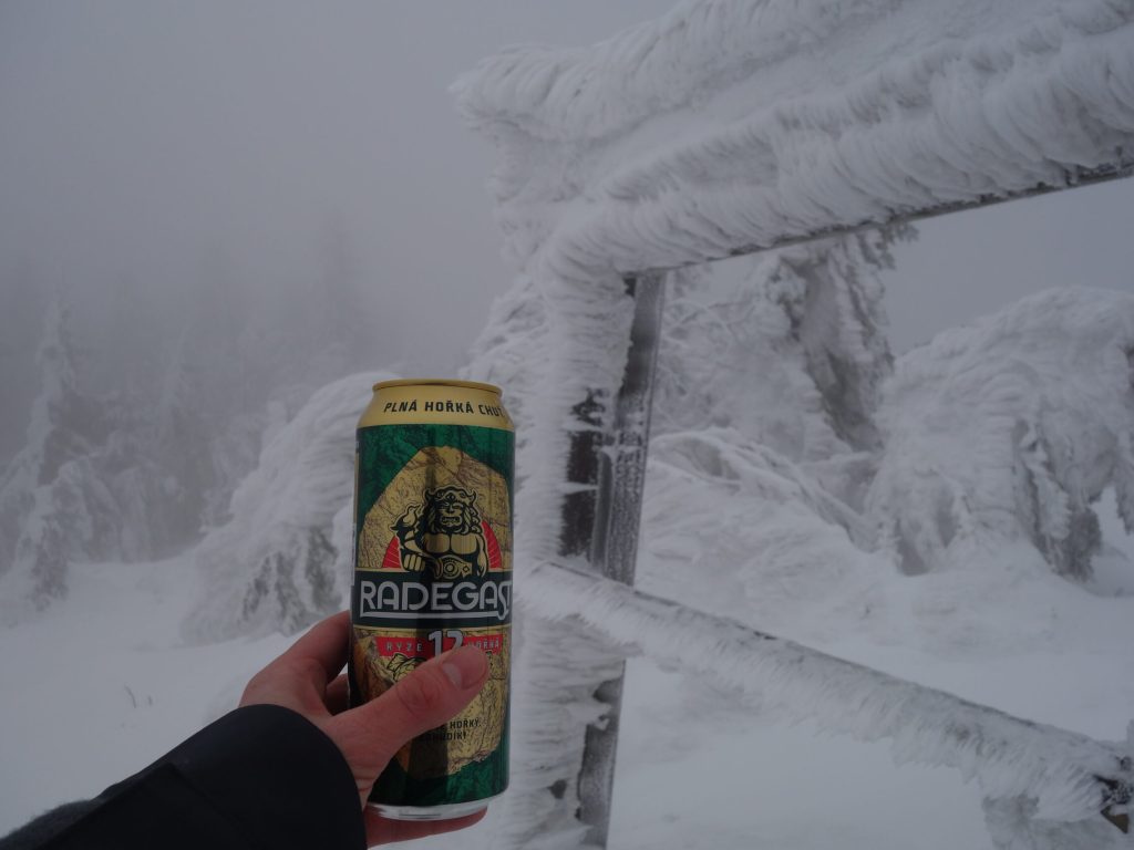 Pivo Radegast s pohledem na informační tabuli
