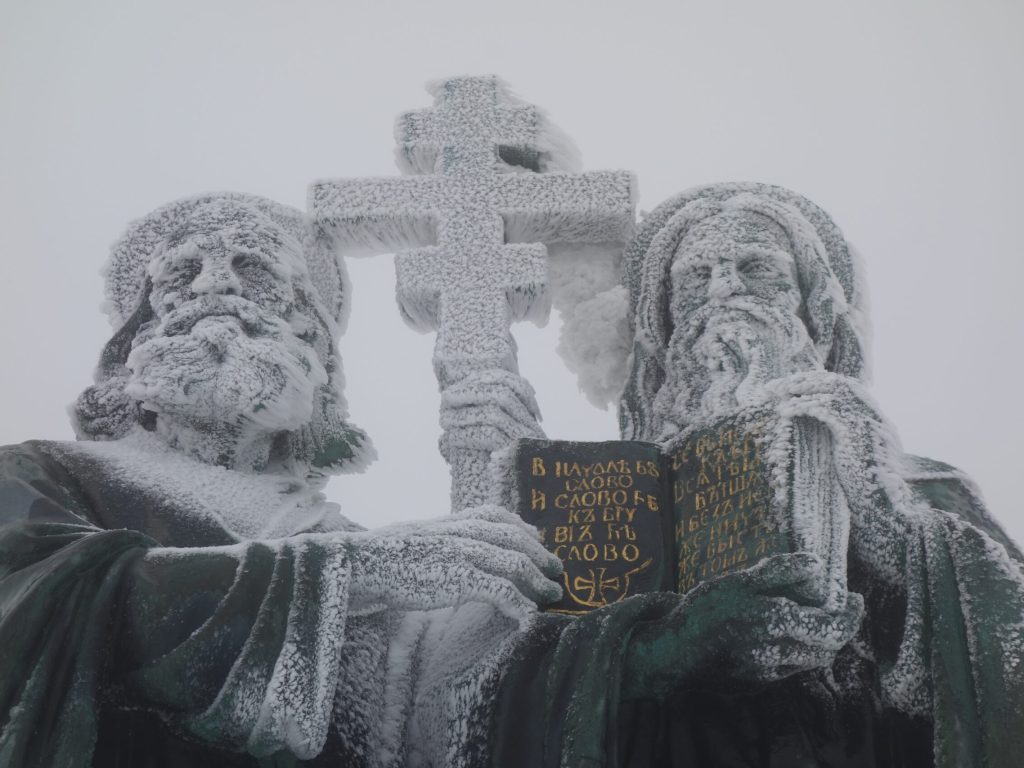 Detailní záběr pohádkově zasněženou sochu sv. Cyrila a Metoděje | Pohádkové výlety ROžnov pod Radhoštěm