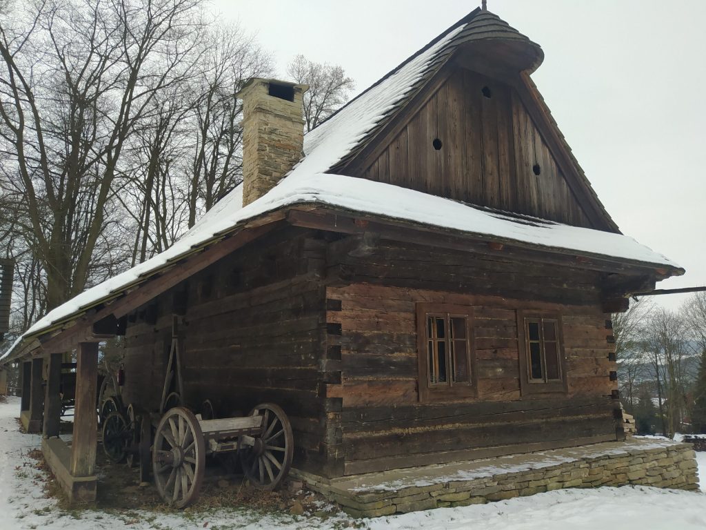 Detailní záběr na zasněženou chalupu ve Valašské dědině v Rožnově pod Radhoštěm