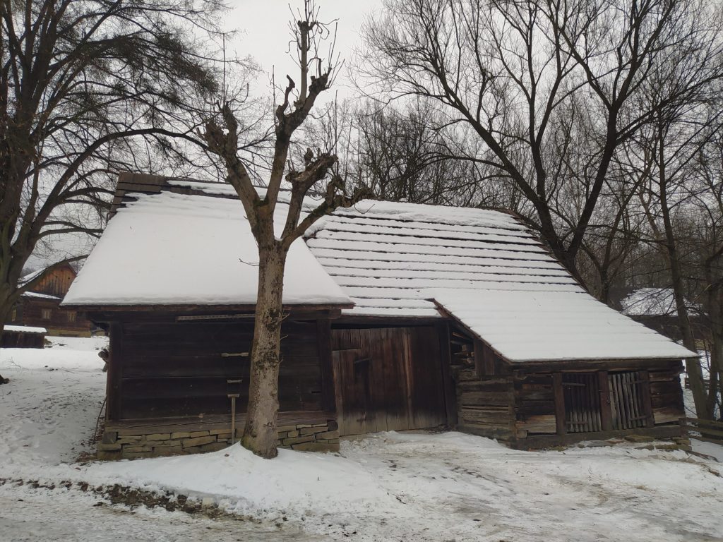 Zasněžená velká chalupa ve Valašské dědině v Rožnově pod Radhoštěm