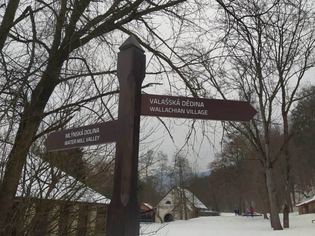 Zasněžený rozcestník mezi Valašskou dědinou a Mlýnskou dolinou