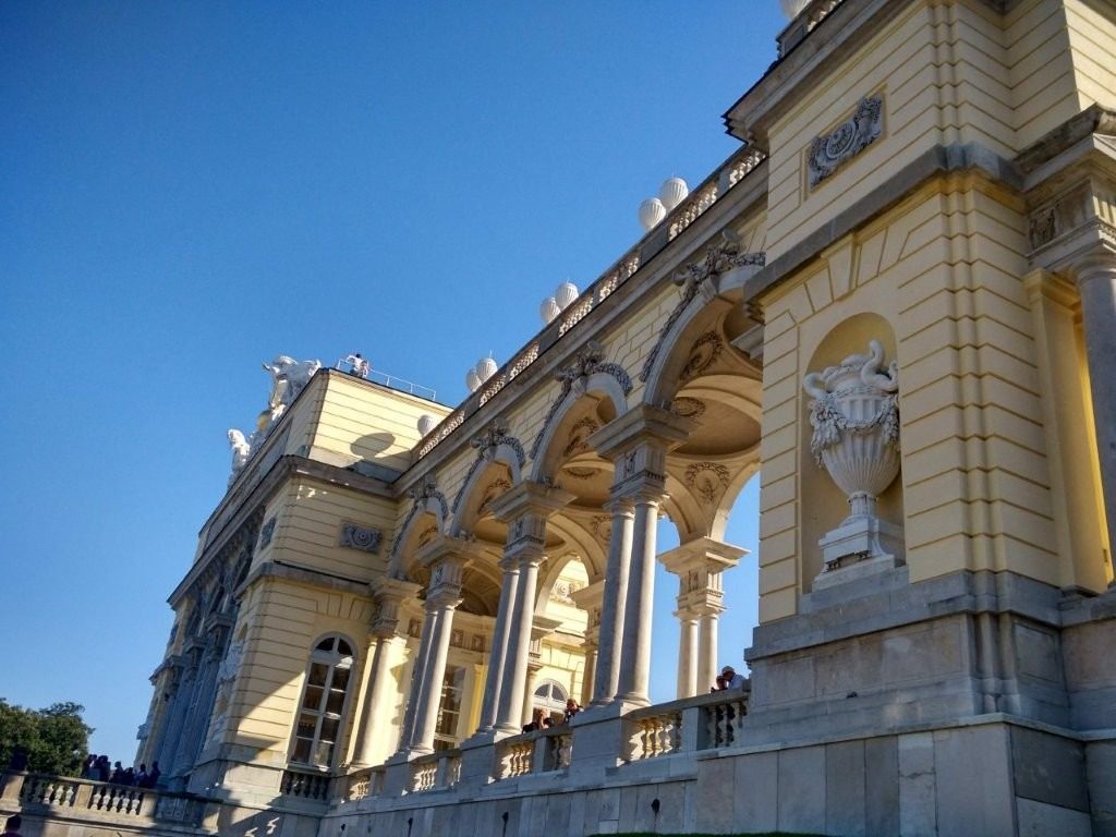 Pohled z boku na ulici Gloriette