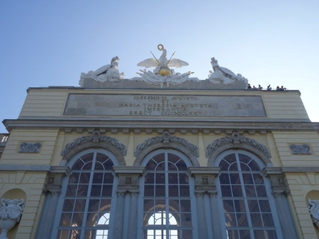 Přímý pohled na budovu Gloriette