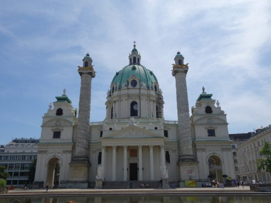 Kostel svatého Karla Boromejského přímý pohled na budovu