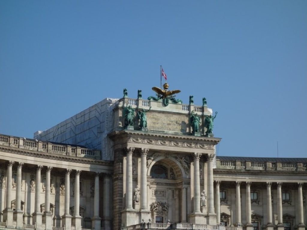 Hrad Hofburg z dálky