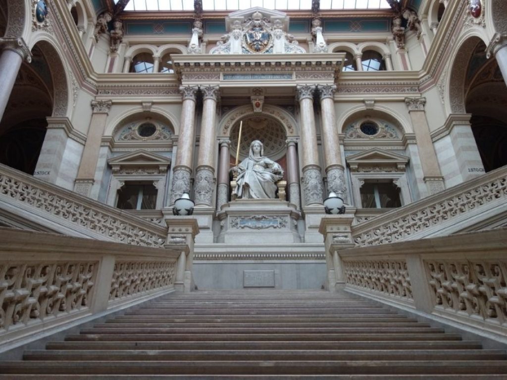 Schody k mohutné soše v Paláci spravedlnosti
