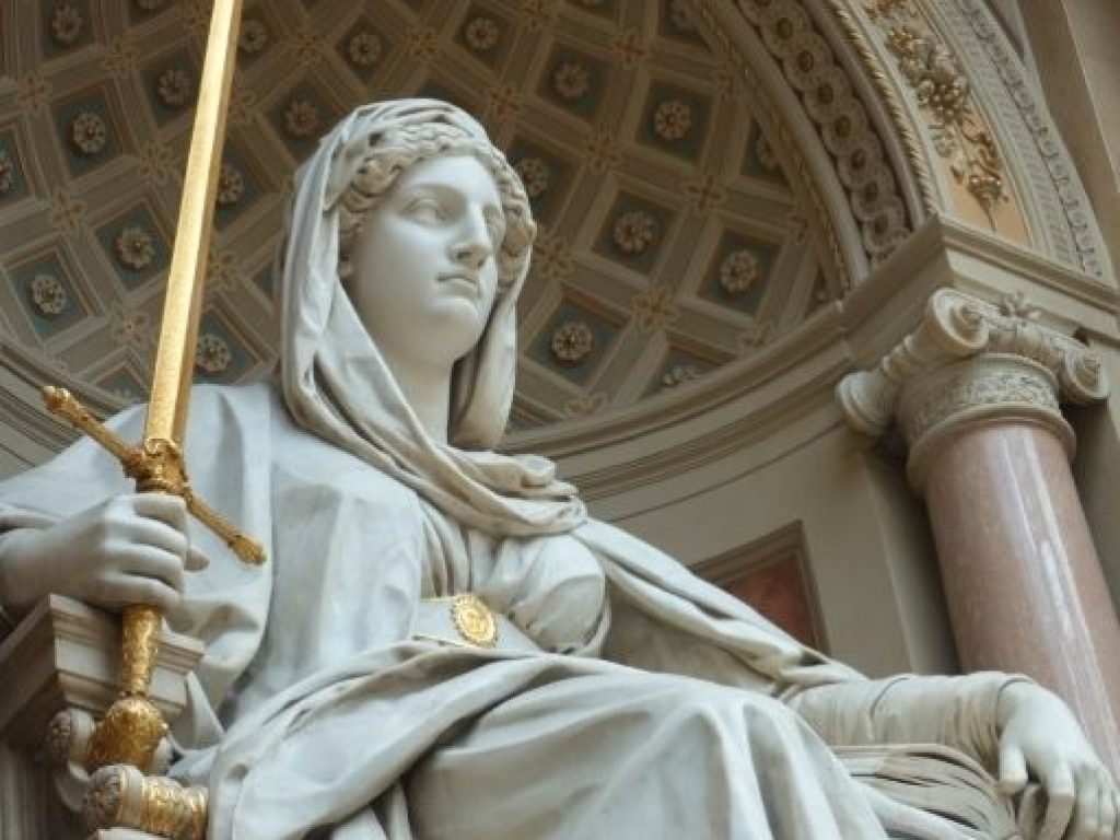 Detail monumentální sochy v Paláci spravedlnosti