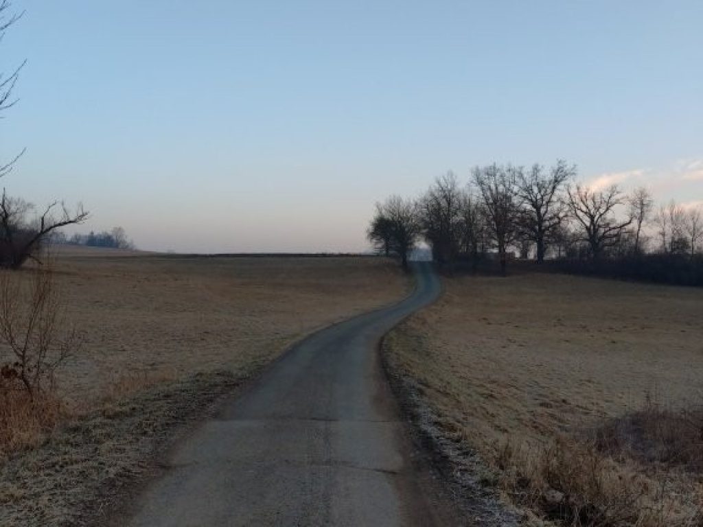 Dlouhá silniční cesta krajinou kde není žádný člověk