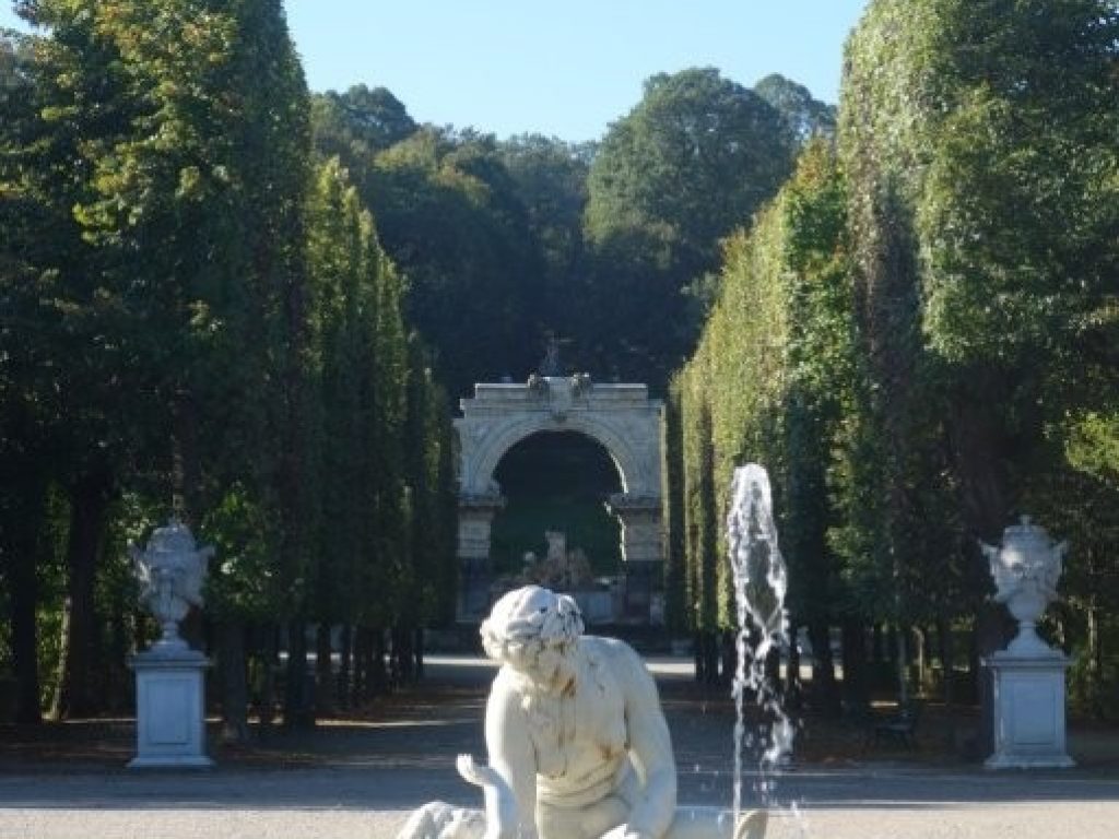 Daleký pohled na monumenty v zahradě Schönbrunn