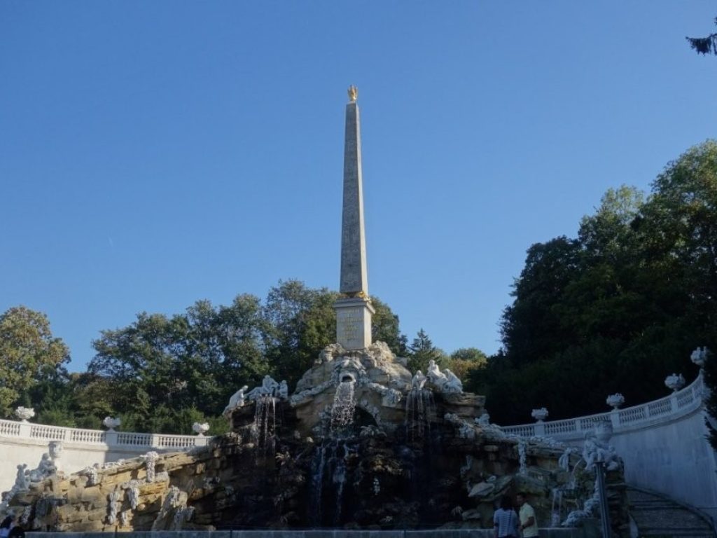Monument fontány v parku Schönbrunn