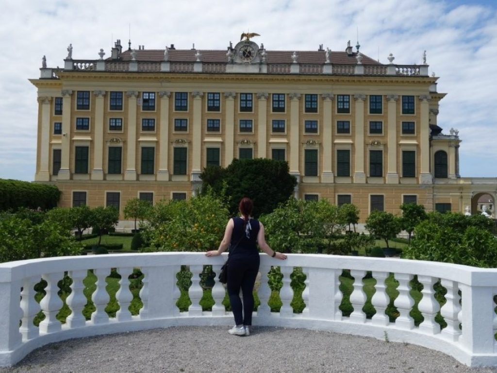 Pohled na oranžerii v parku Schönbrunn
