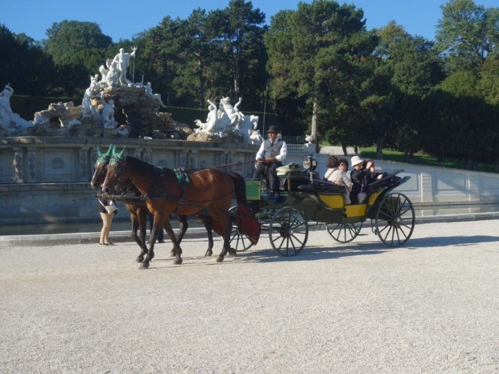Koňské spřežení v zámeckém parku Schönbrunn