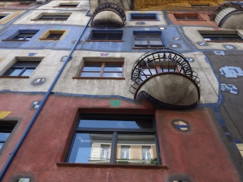 Detailní pohled na veselé domy a balkóny KUNST HAUS WIEN