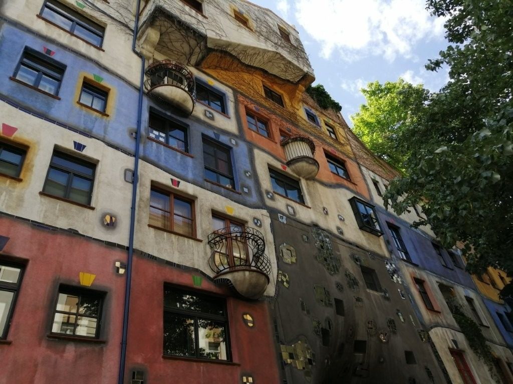 Detailní pohled na veselé domy KUNST HAUS WIEN