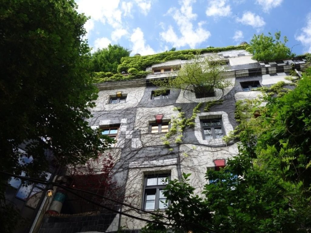 Detailně široký pohled na veselé domy KUNST HAUS WIEN