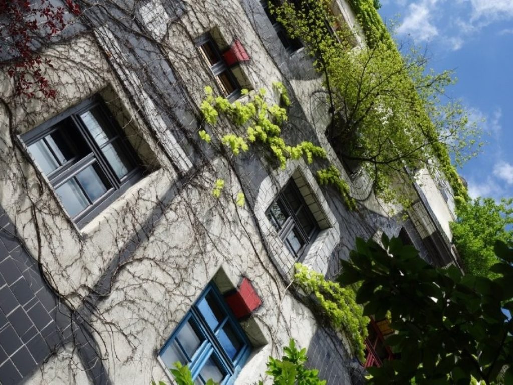 Boční pohled na na veselé domy KUNST HAUS WIEN