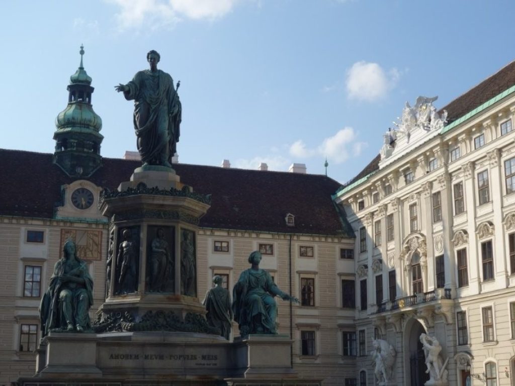 namesti-hofburg-se-sochou