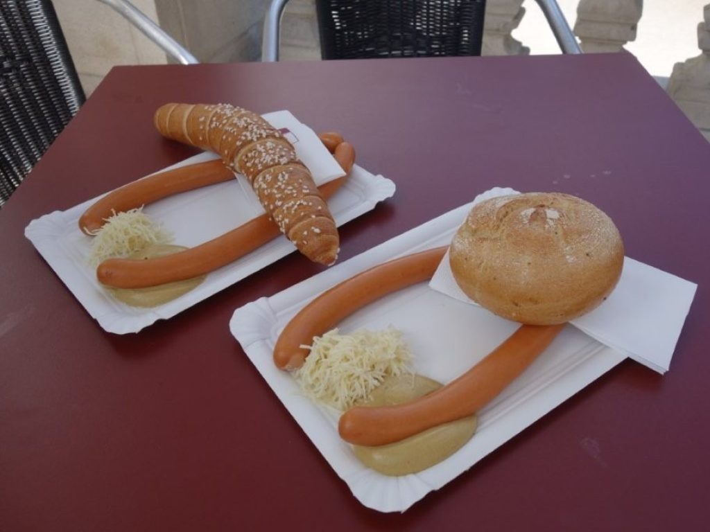 Občerstvení párek s pčivem v restauraci Gloriette