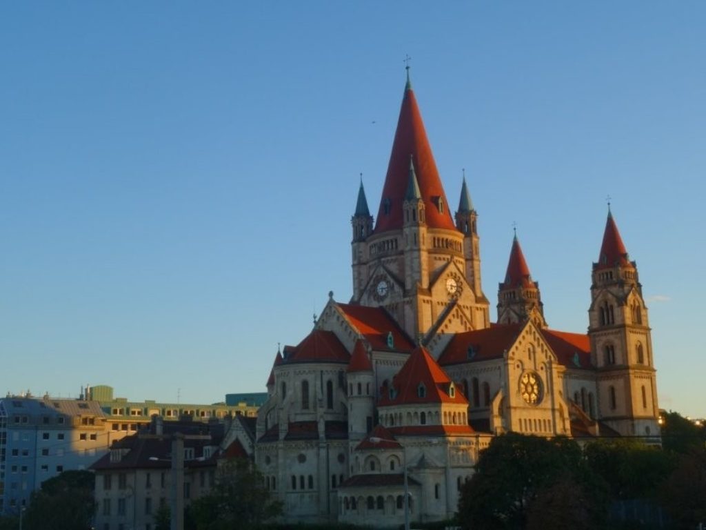 Kostel Františka z Assisi při západu slunce