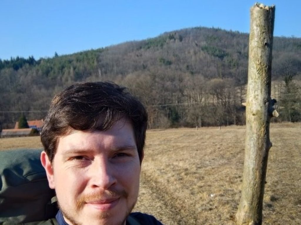 Moje selfie s holí a dlouhou cestou předemnou i za mnou