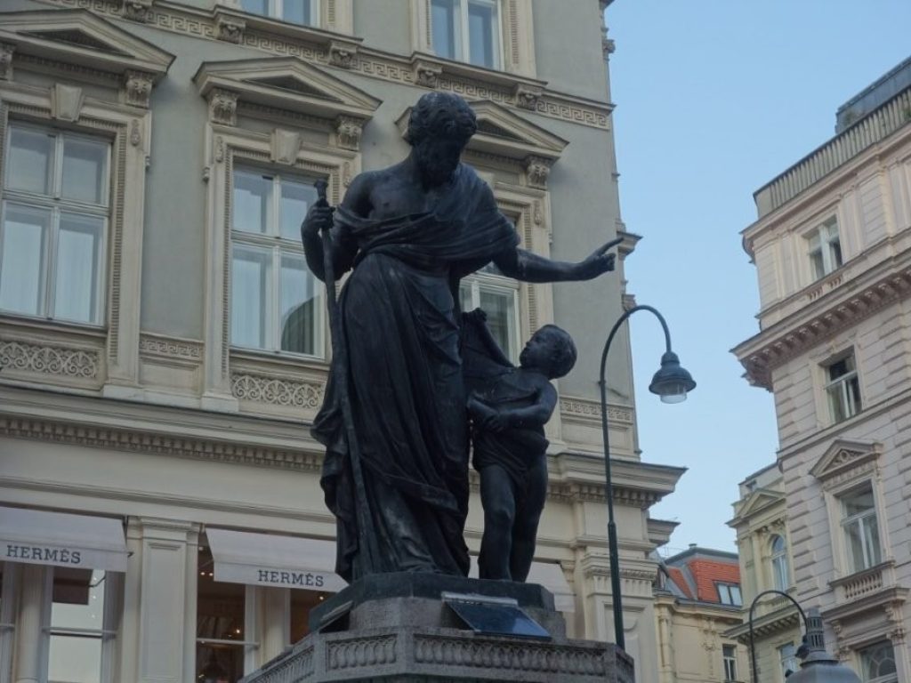 Socha ve Vídni na náměstí