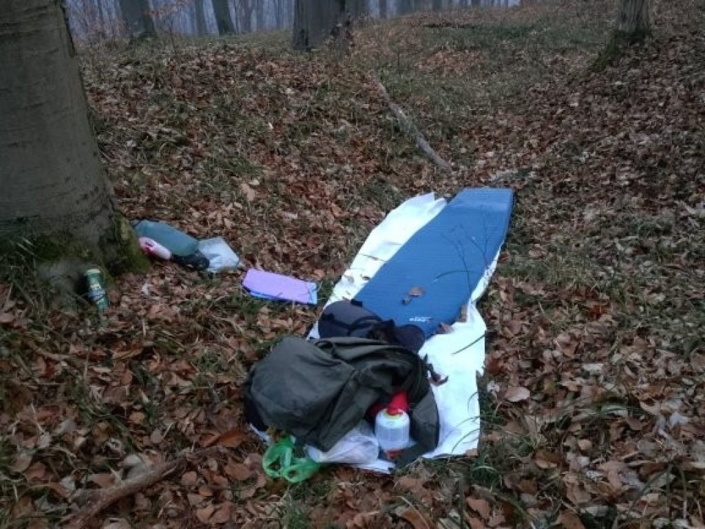 Spacák a vybavení na zemi