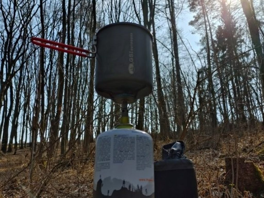 Vaření oběda na pařezu