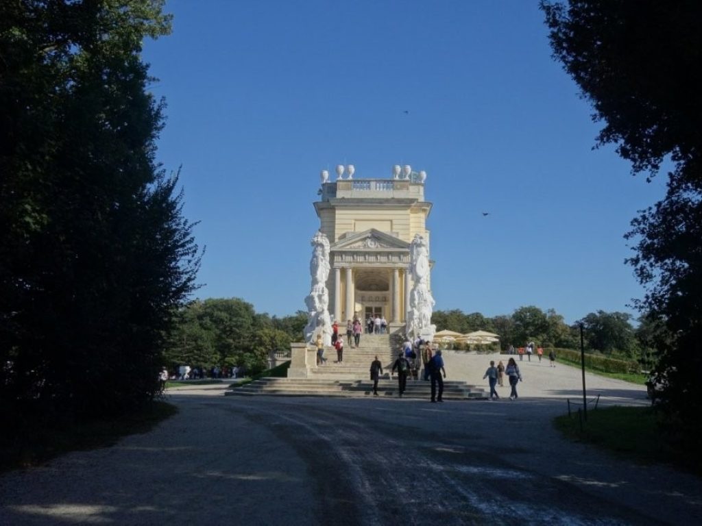 Pohled z boku na Gloriette